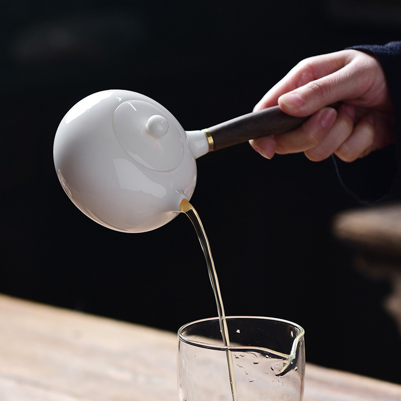 Ấm trà sứ trắng ngọc bích Dehua ấm trà gốm sứ bên tay cầm gia dụng có lưới lọc bộ trà Kung Fu đơn ấm bán buôn