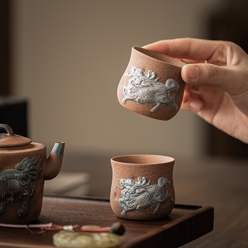 Bộ đồ trà một ấm hai tách bằng bùn đá cũ mô tả quái thú bạc, ấm trà thủ công cổ điển, hộp quà trà đơn giản