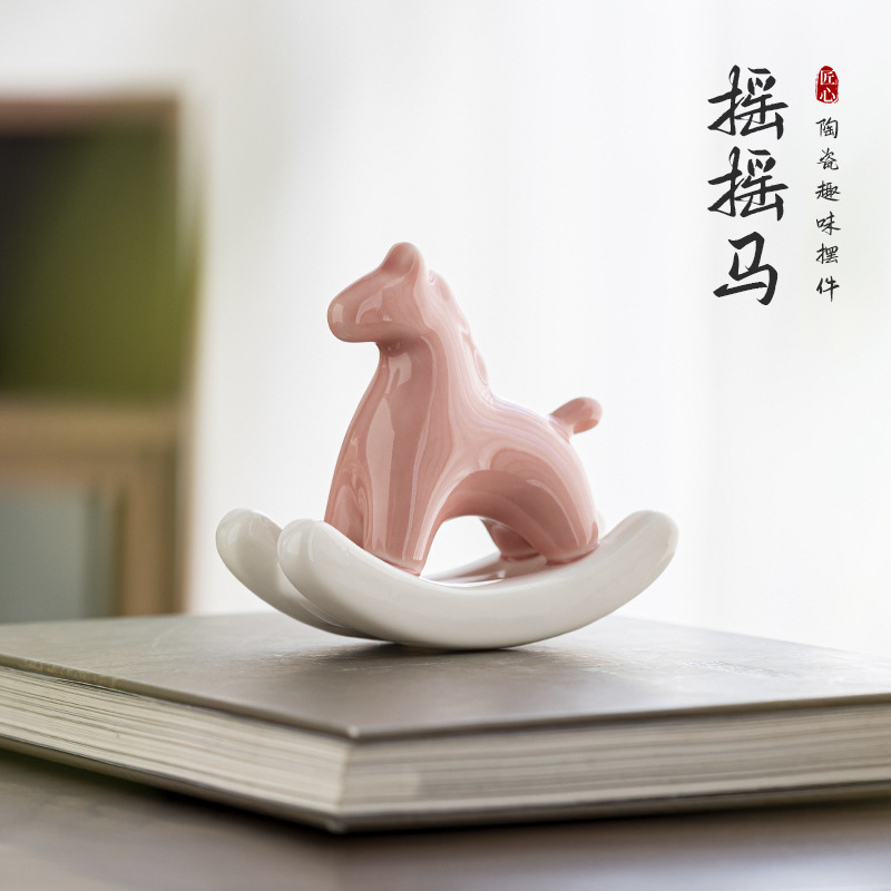 Đồ trang trí gốm sứ ngựa bập bênh phong cách quốc gia sáng tạo đồ thủ công lối vào để bàn văn phòng gia dụng đồ thủ công trà thú chơi trà phụ kiện trà