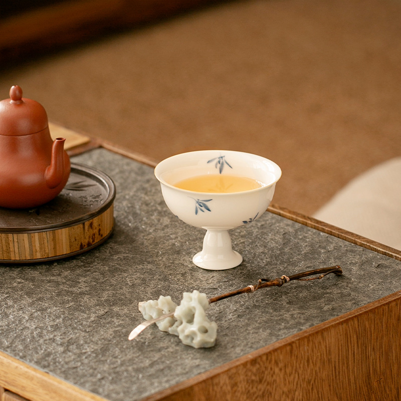 Cốc trà vẽ tay tinh khiết Dehua lan hồ điệp hoa công phu bộ trà chủ cốc đơn sứ trắng sản phẩm gia dụng cốc trà bán buôn