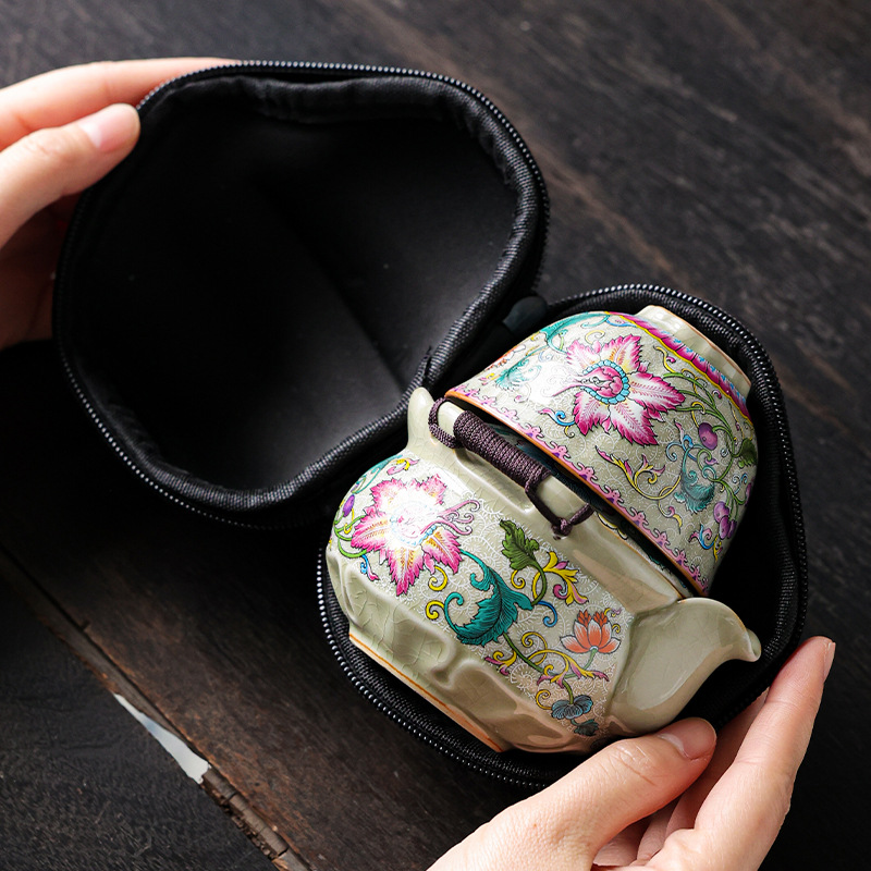 Bộ ấm trà du lịch di động với bình đất sét và hai cốc để cắm trại ngoài trời, cốc uống nhanh cho một người.