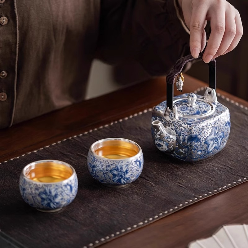 Bộ ấm chén trà Kung Fu cao cấp năm 2025, chất liệu gốm sứ, họa tiết hoa sen xanh trắng, mạ vàng mới.