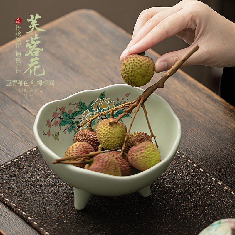 Đĩa phục vụ trà hoa dâm bụt tại lò nung màu xanh lá cây đậu