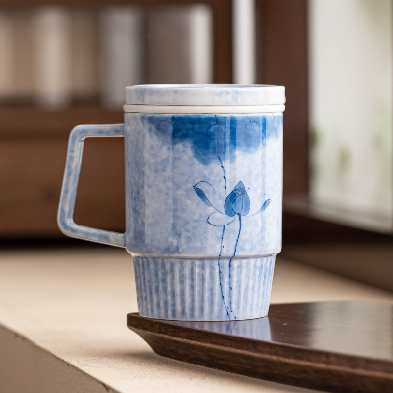 Cốc sứ nhuộm mực vẽ tay cực kỳ trơn, cốc nước có nắp gốm hoa văn dọc, hoa sen xanh, cốc nước văn phòng Trung Quốc, cốc uống trà