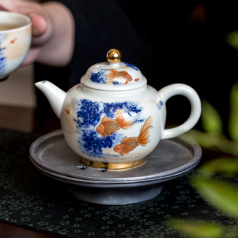 Ấm trà Ruyi bằng gốm sứ phong phú hơn cả ấm trà phong cách Trung Quốc tráng men cá vàng xanh và trắng cổ