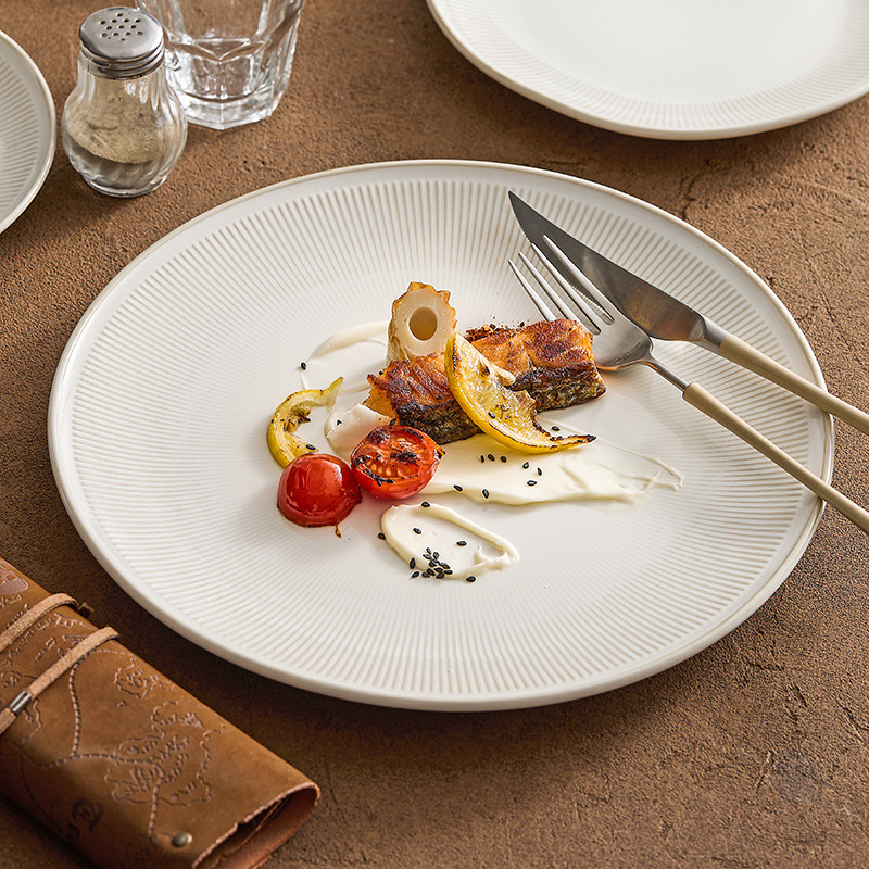 Đĩa màu be, đĩa dùng trong nhà, đĩa nông mang vẻ sang trọng, đĩa sứ cao cấp dùng cho món bò bít tết và món ăn kiểu Tây, đĩa tròn, mẫu mới 2025 dùng để bày món ăn.