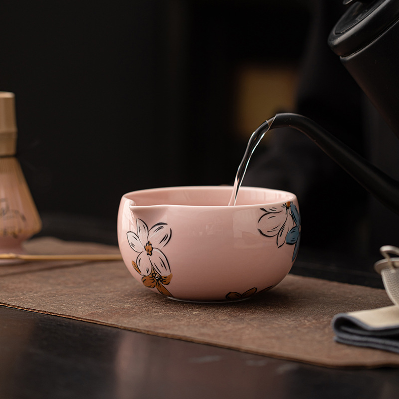 Bộ 4 bát trà matcha gốm sứ màu hồng đào, kèm dụng cụ đánh trà và muỗng trà, phụ kiện trà đạo Nhật Bản