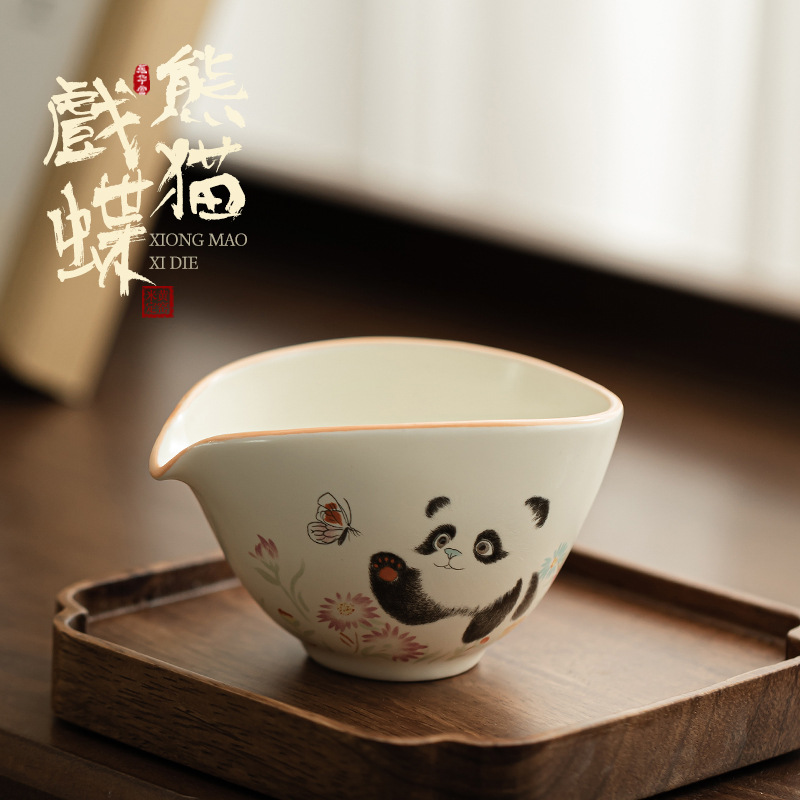 Màu vàng gạo Dingyao gấu trúc chơi bướm phẳng thuyền cốc công cộng gốm sứ Kung Fu bộ trà phụ kiện trà biển cốc chia trà cốc đồng nhất