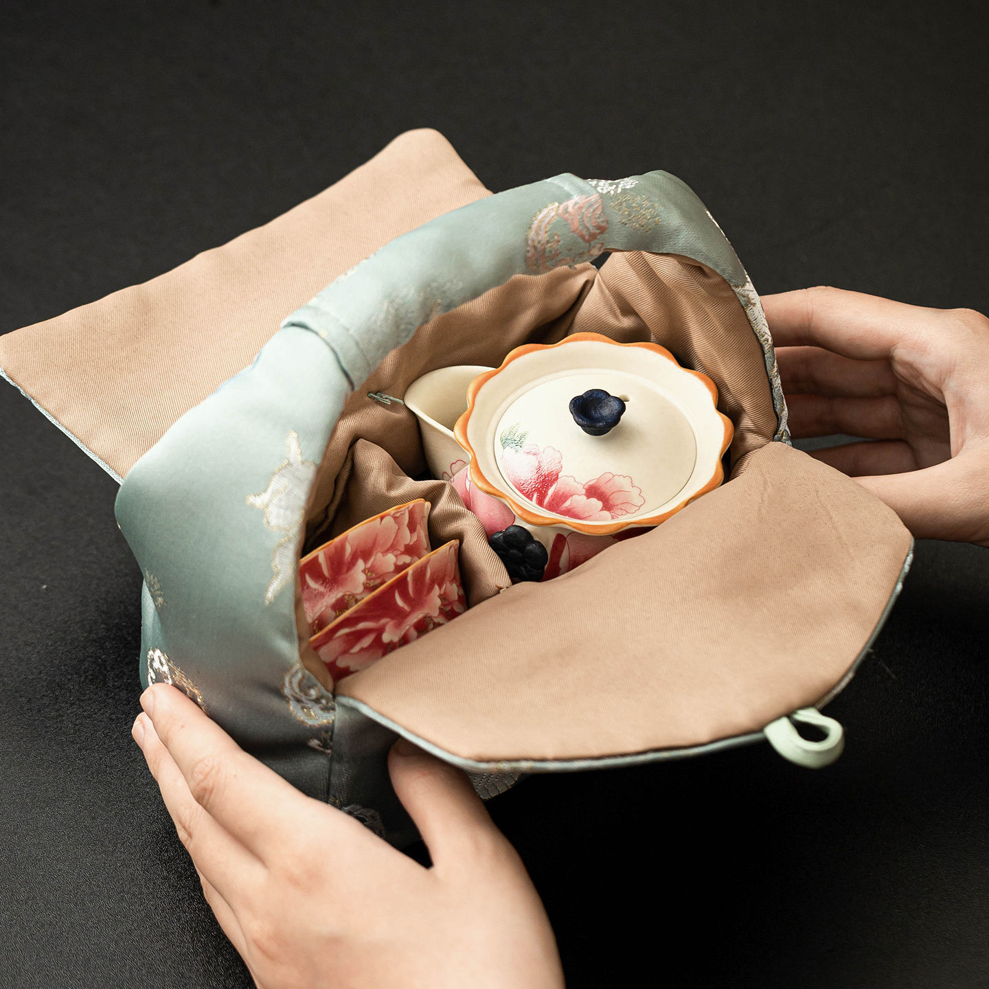 Đá mỏ hoa trắng miệng cầm tay bộ cốc chủ nhân một bình hai cốc hoa mẫu đơn vàng bộ trà nữ gốm sứ chống bỏng tay