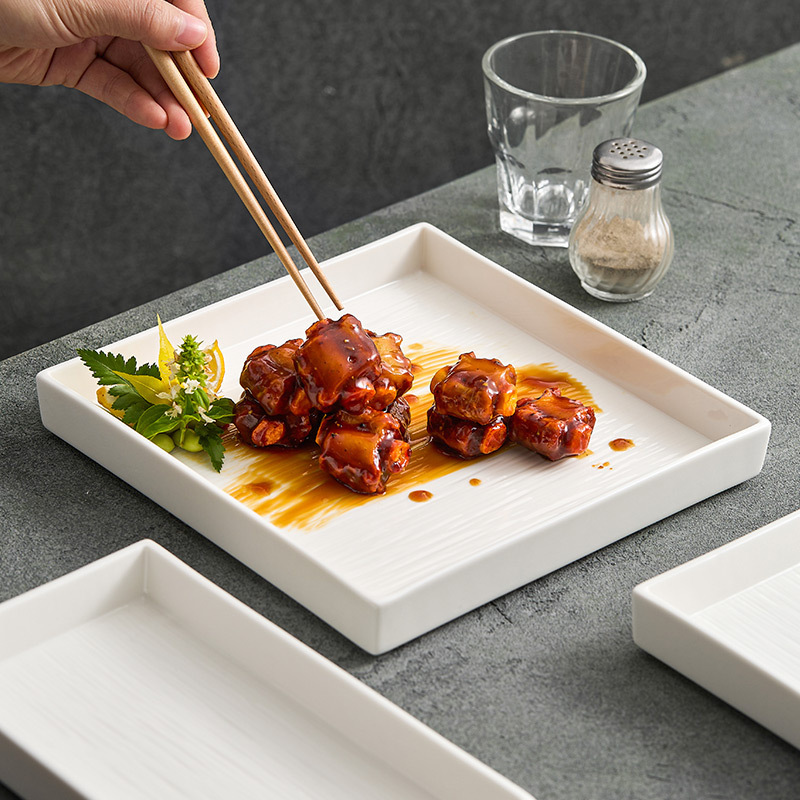 Đặc trưng đĩa phẳng bít tết phương Tây, đĩa vuông, bộ đồ ăn khách sạn bằng sứ trắng sang trọng nhẹ nhàng và cao cấp, trình bày món ăn ý tưởng nghệ thuật