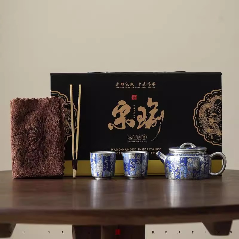 Ấm trà gốm sứ Han màu xanh trắng mạ vàng kiểu Trung Quốc với một ấm và hai tách bộ trà kung fu dành cho các nhà lãnh đạo và người lớn tuổi làm quà sinh nhật.
