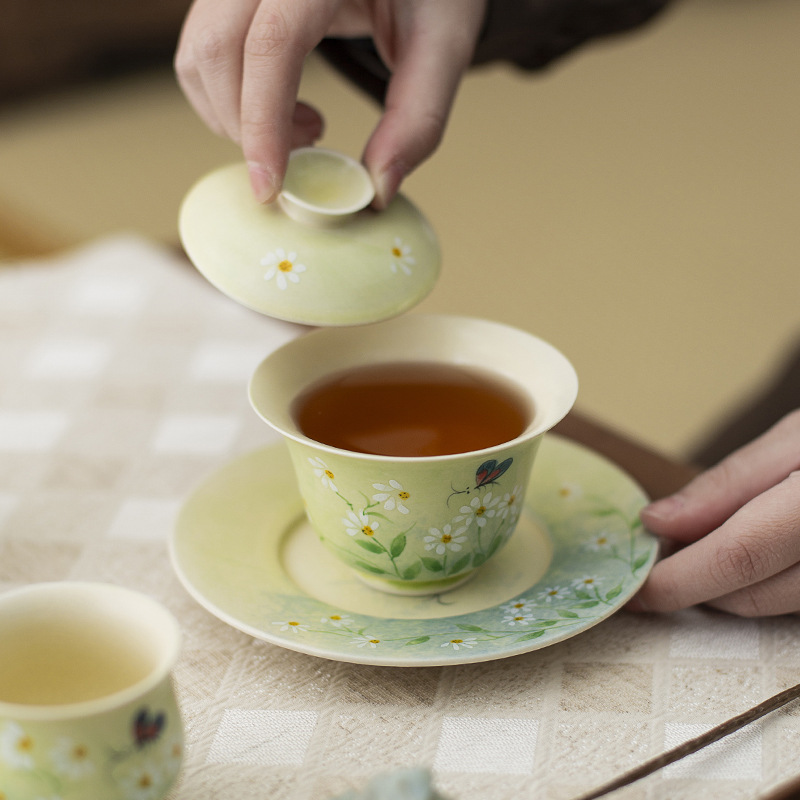 Bộ ấm chén trà gốm sứ phong cách hiện đại đơn giản, kiểu dáng Ins, họa tiết hoa cúc vẽ tay dưới men, kiểu dáng chén phủ men.