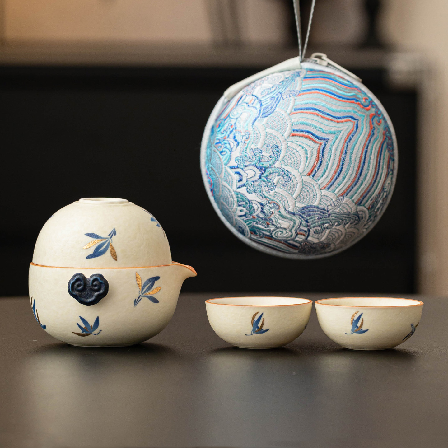 Bộ ấm trà du lịch gốm sứ, cốc trà trắng mỏ đá, ấm pha trà, hoa lan bướm vàng, cốc khách di động ngoài trời