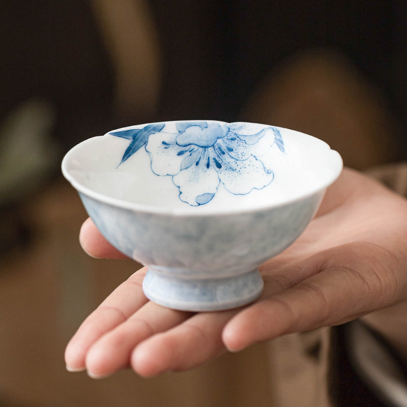 Cốc chủ nhân màu xám thảm thực vật cốc đơn vẽ tay rắc hoa loa kèn màu xanh lam cốc trà Kung Fu gốm sứ gia dụng cốc trà lớn