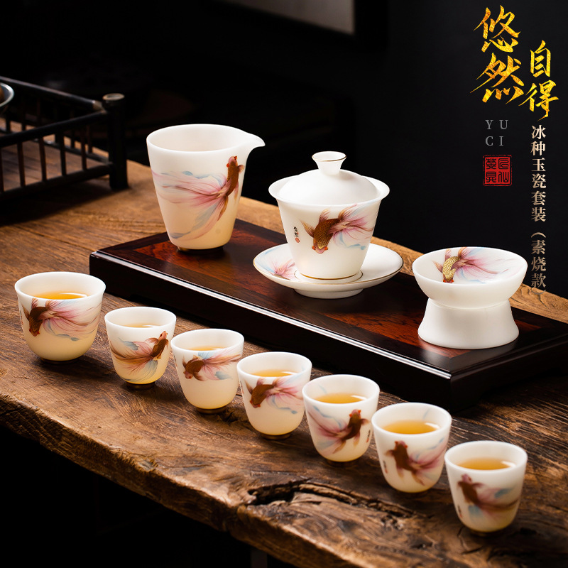 Bộ ấm chén trà võ thuật cao cấp của bậc thầy Hoàng Tứ Đông, làm từ sứ trắng ngọc bích, thích hợp làm quà tặng sang trọng cho văn phòng.