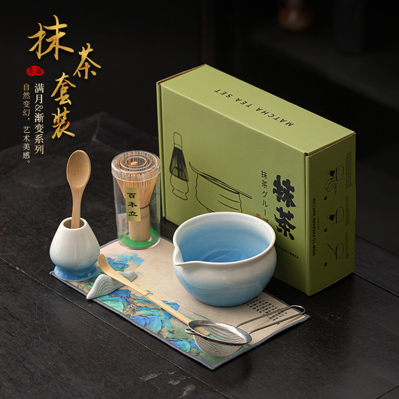 Bộ dụng cụ pha trà matcha gốm sứ 8 món, gồm chén trà, dụng cụ đánh matcha, giá đỡ, bộ lọc, và phụ kiện hoàn chỉnh.