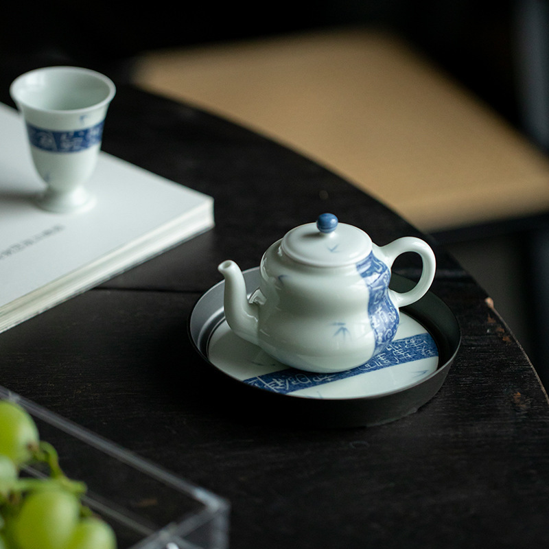 Bát vẽ tay tráng men màu xanh lam trong phòng trà