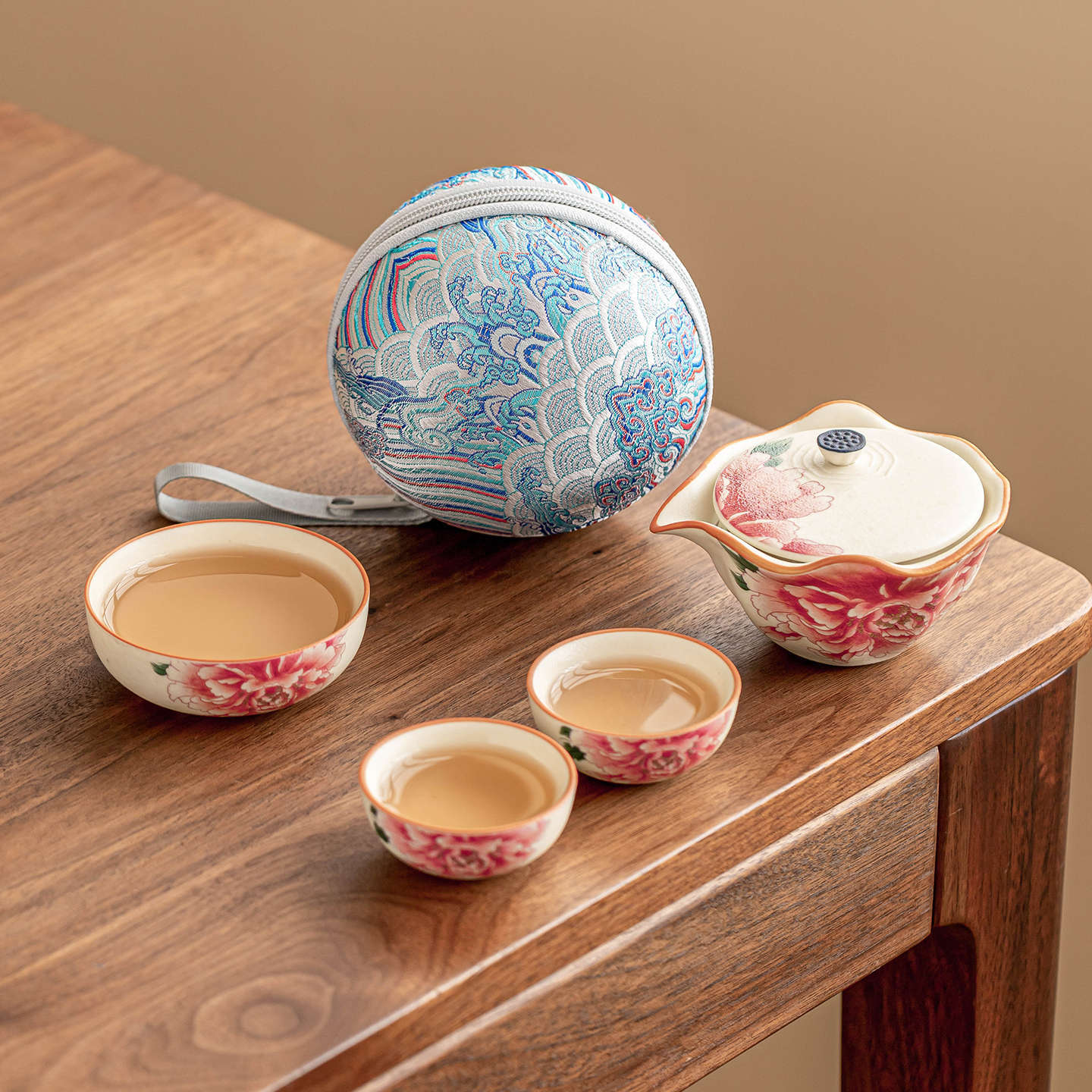 Bộ ấm trà du lịch màu trắng mỏ đá Một ấm ba cốc hoa mẫu đơn vẽ vàng cốc khách nhanh cắm trại ngoài trời ấm trà lưu niệm