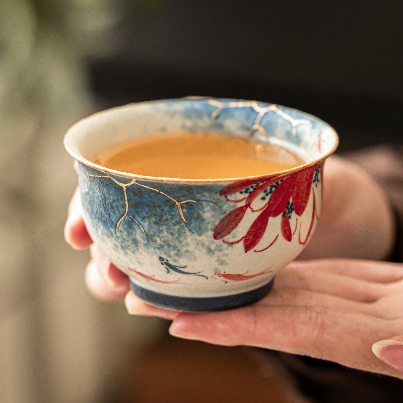 Nhà máy màu xanh và trắng, đá lửa, cốc chủ sở hữu gốm sứ đỏ, vẽ tay vàng, hoa sen vần, cá koi, tách trà, hộp quà