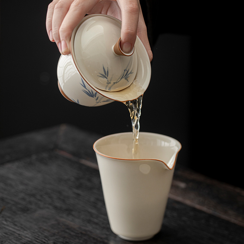 Bát có nắp vẽ tay màu xám thực vật Đồ pha trà màu xanh và trắng Junzhu Bộ trà Kung Fu cao cấp gia dụng Bát trà gốm sứ