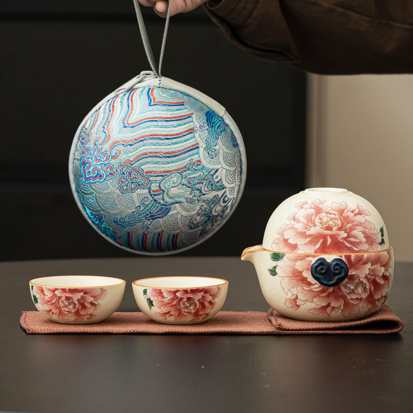 Bộ ấm trà du lịch màu trắng mỏ đá, cốc phục vụ khách bằng gốm sứ màu vàng quốc gia, một ấm ba cốc, thiết bị uống trà di động