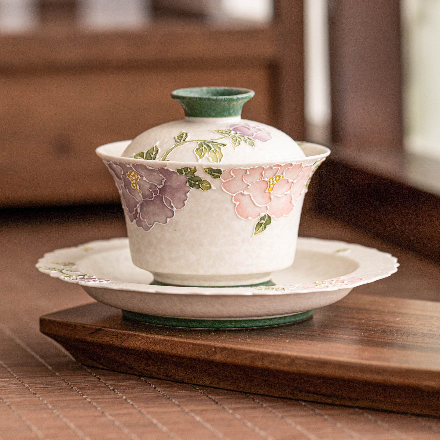 Nhà máy đá mỏ trắng hai chiếc bát có nắp đậy bằng tay đống chạm khắc hoa mẫu đơn cốc trà Kung Fu cốc trà cao cấp cốc trà gốm sứ