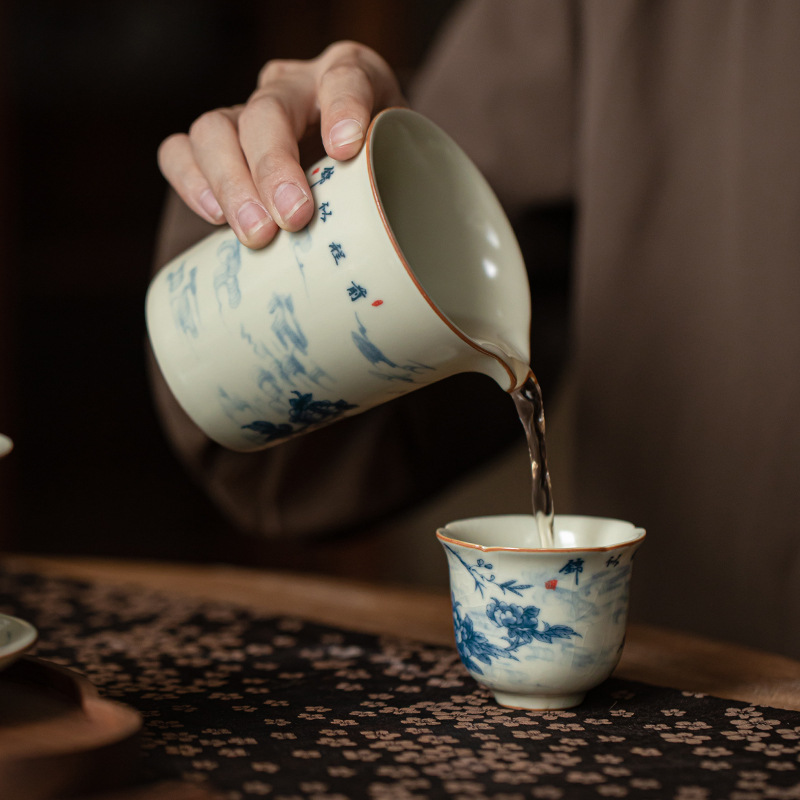 Cốc công bằng gốm sứ dòng lò Ru cổ