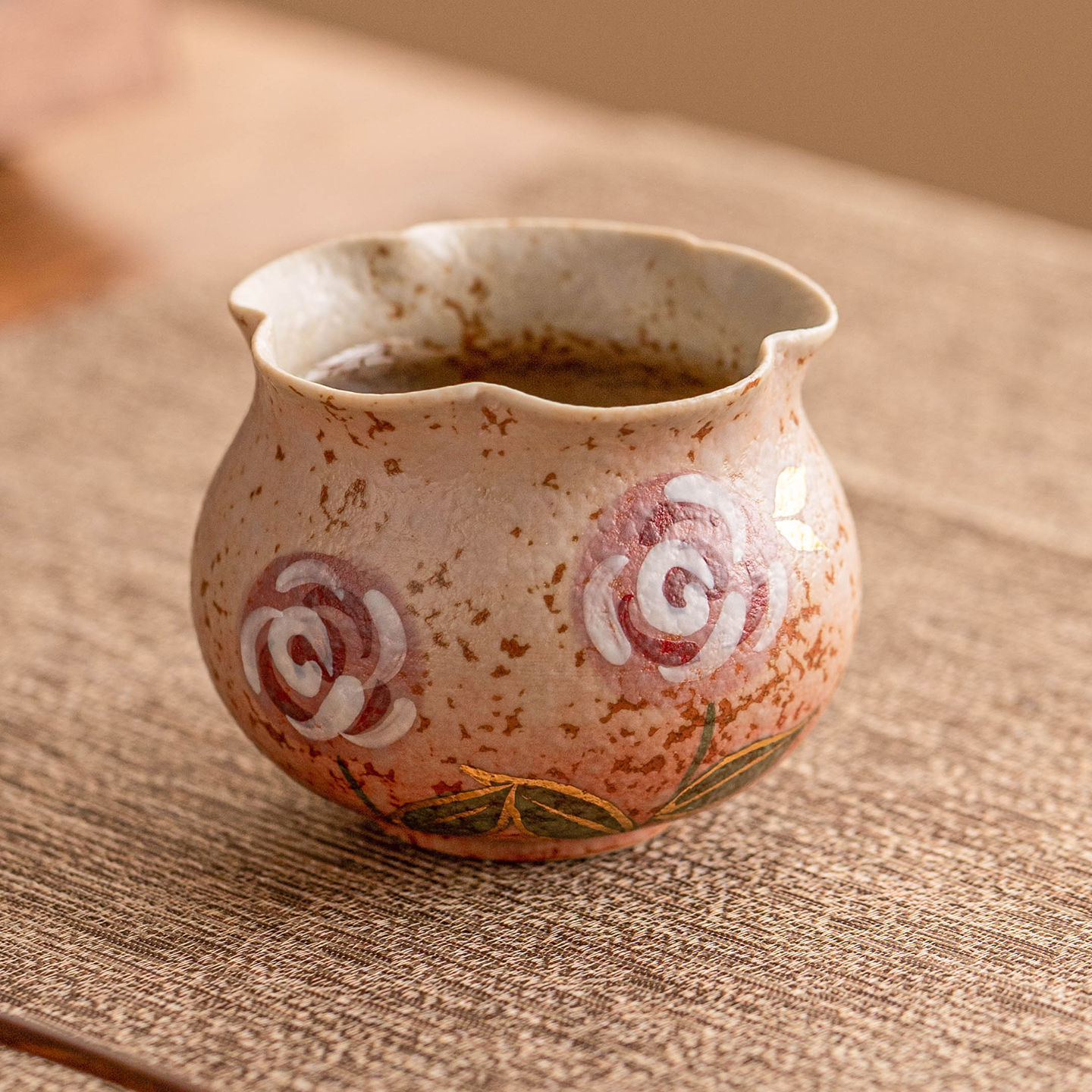 Bộ ấm chén trà Kung Fu cao cấp, chất liệu đá lửa xanh trắng, chén trà đỏ, họa tiết hoa hồng vàng, dành cho người dùng cá nhân.