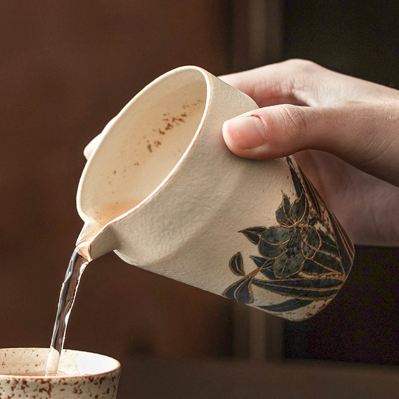 Cốc công bằng gốm sứ đỏ đá lửa trắng xanh, dụng cụ chia trà gia dụng, bộ trà kungfu biển trà đơn kiểu Trung Quốc sáng tạo, tách trà đồng nhất