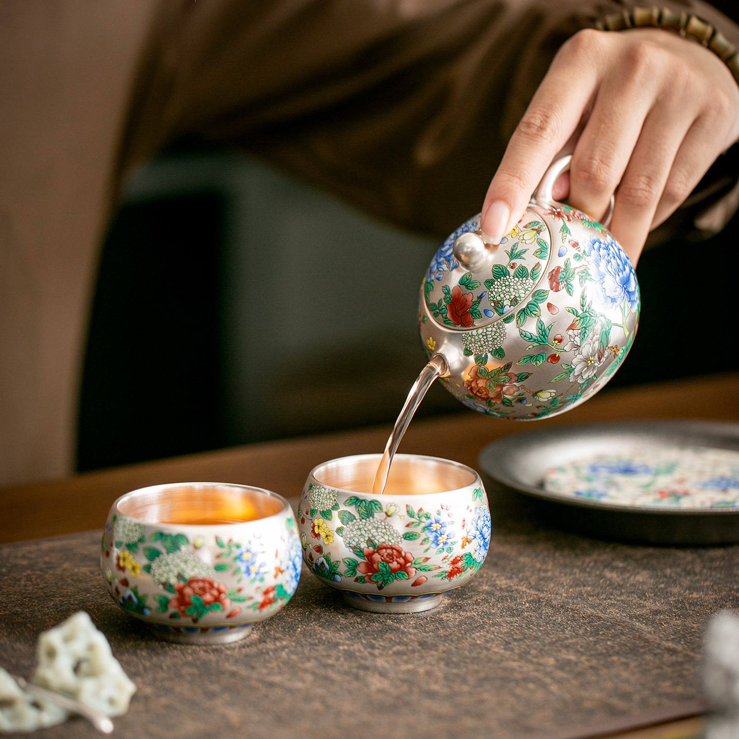 Bộ ấm chén trà Ru kiln bạc mạ vàng cao cấp, sang trọng, tiện dụng cho gia đình, gồm ấm, chén, nắp ấm, hộp quà tặng đầy đủ.