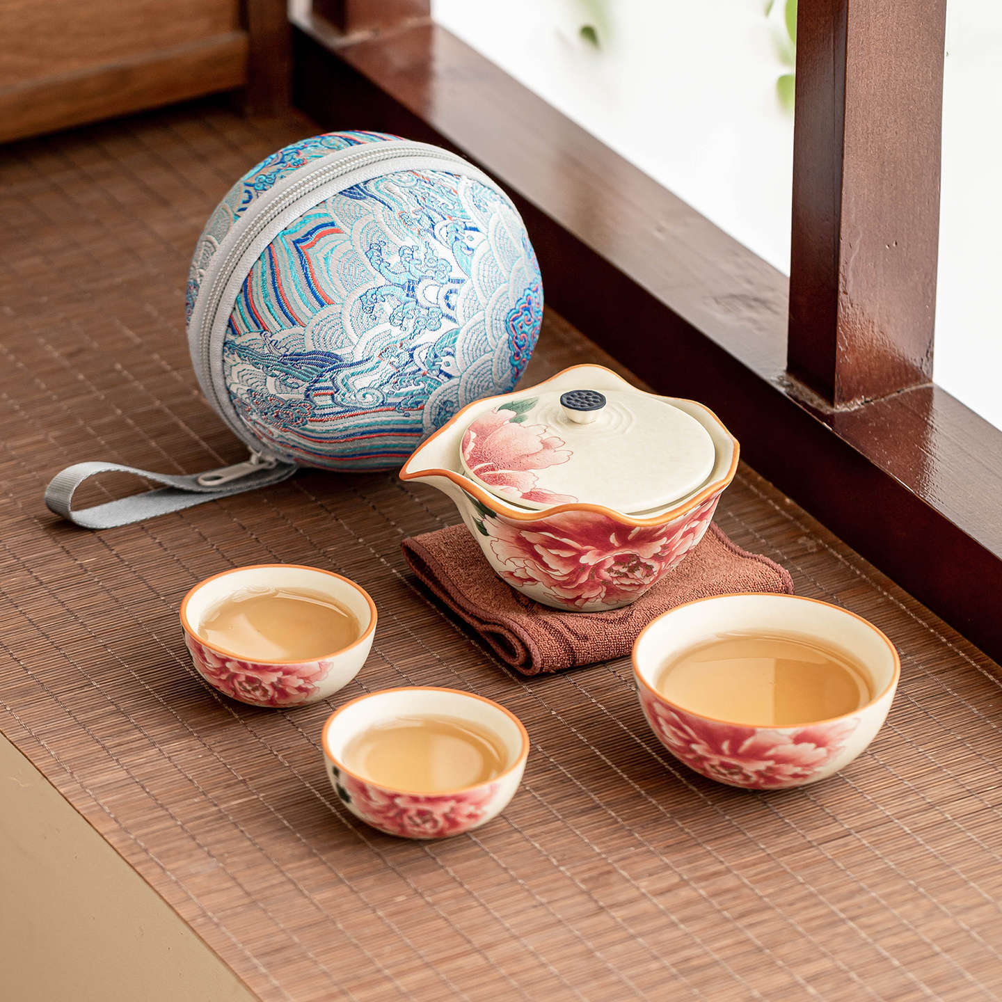 Bộ ấm trà du lịch màu trắng mỏ đá Một ấm ba cốc hoa mẫu đơn vẽ vàng cốc khách nhanh cắm trại ngoài trời ấm trà lưu niệm