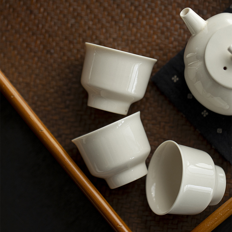 Cốc trà gốm sứ sáng tạo và văn hóa mới cốc trà trắng ngà phong cách Trung Quốc cốc chủ cốc khách cốc uống trà cốc nhỏ Bộ trà Kung Fu