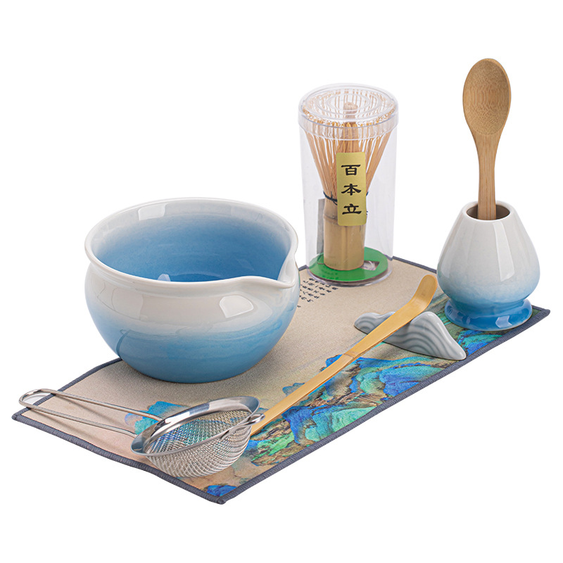 Bộ dụng cụ pha trà matcha gốm sứ 8 món, gồm chén trà, dụng cụ đánh matcha, giá đỡ, bộ lọc, và phụ kiện hoàn chỉnh.