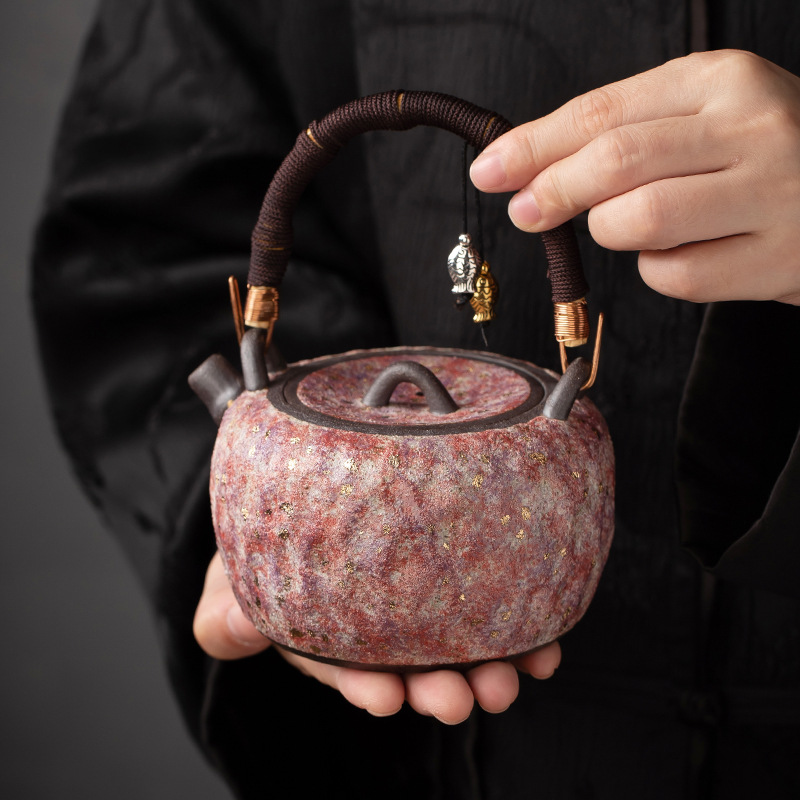 Ấm trà đất sét của Lin Peifu, được làm thủ công hoàn toàn với tay cầm, dùng để pha trà, đun than, đun nước và hâm nóng trà.