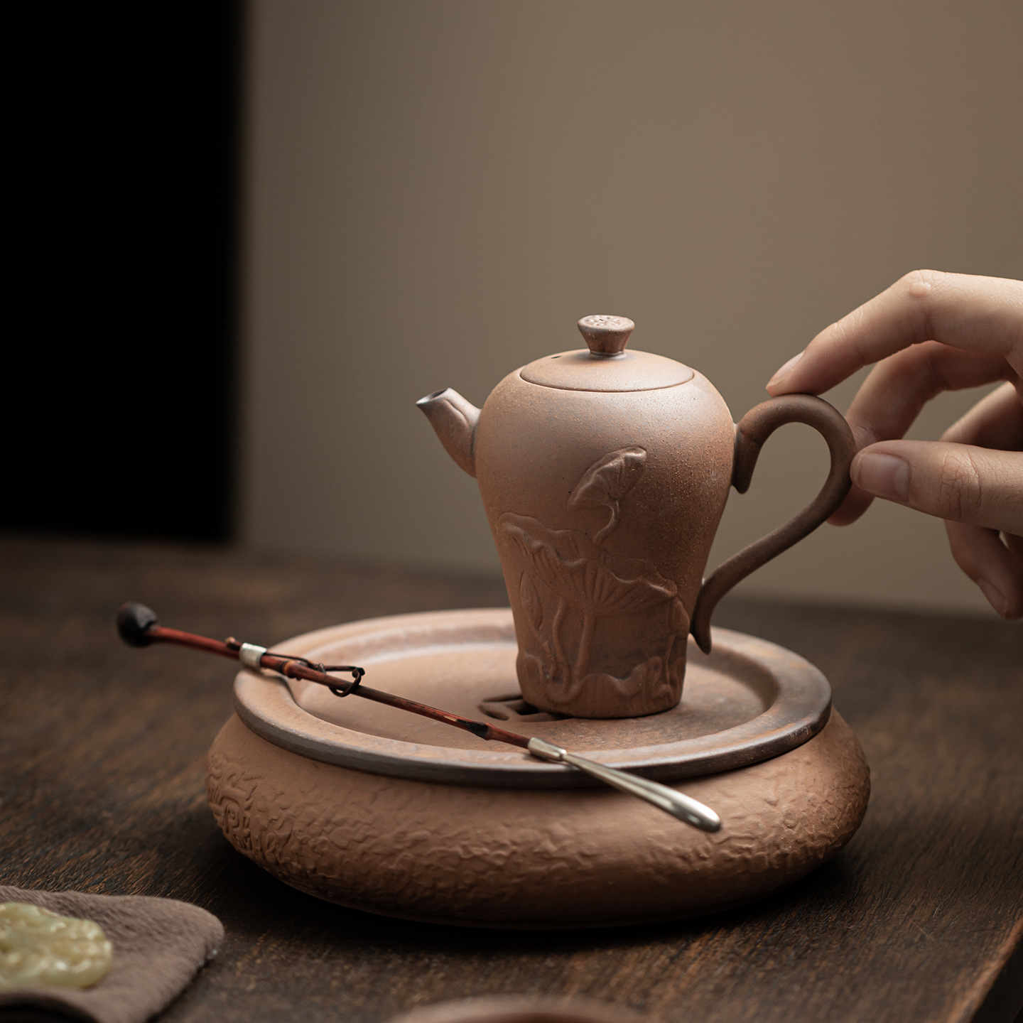 Ấm đun hoa sen uốn cong bùn đá cũ gốm thô dụng cụ pha trà kungfu cổ điển kiểu Trung Quốc gia dụng ấm pha trà chống bỏng dùng cá nhân