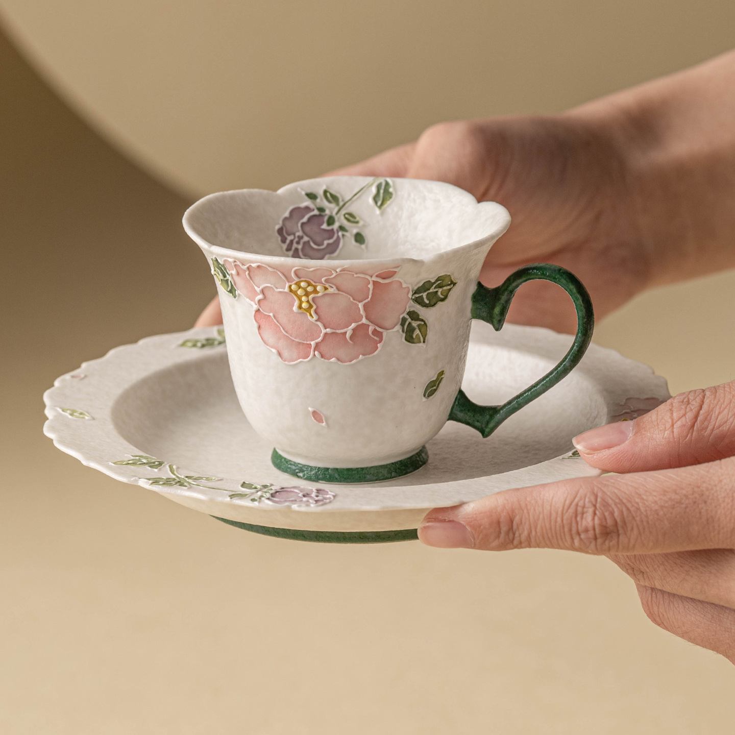 Cốc uống trà màu trắng mỏ đá cực chất cốc trà màu đỏ hoa mẫu đơn chạm khắc cốc trà chiều nữ cao cấp cốc uống nước gốm sứ tinh tế