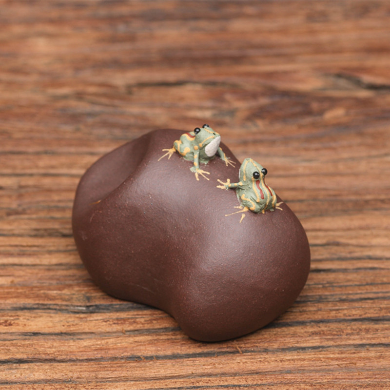 Vật nuôi trà cát tím phun nước Ếch Đá Đôi phun nước Bộ trà đồ trang trí sáng tạo tác phẩm điêu khắc bán buôn quặng thô chính hãng Yixing