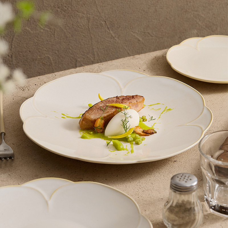 Đĩa phẳng cánh hoa màu be, đĩa gốm, đĩa thức ăn gia dụng, đĩa ăn không quy tắc, đĩa bít tết cao cấp, đĩa ăn Tây