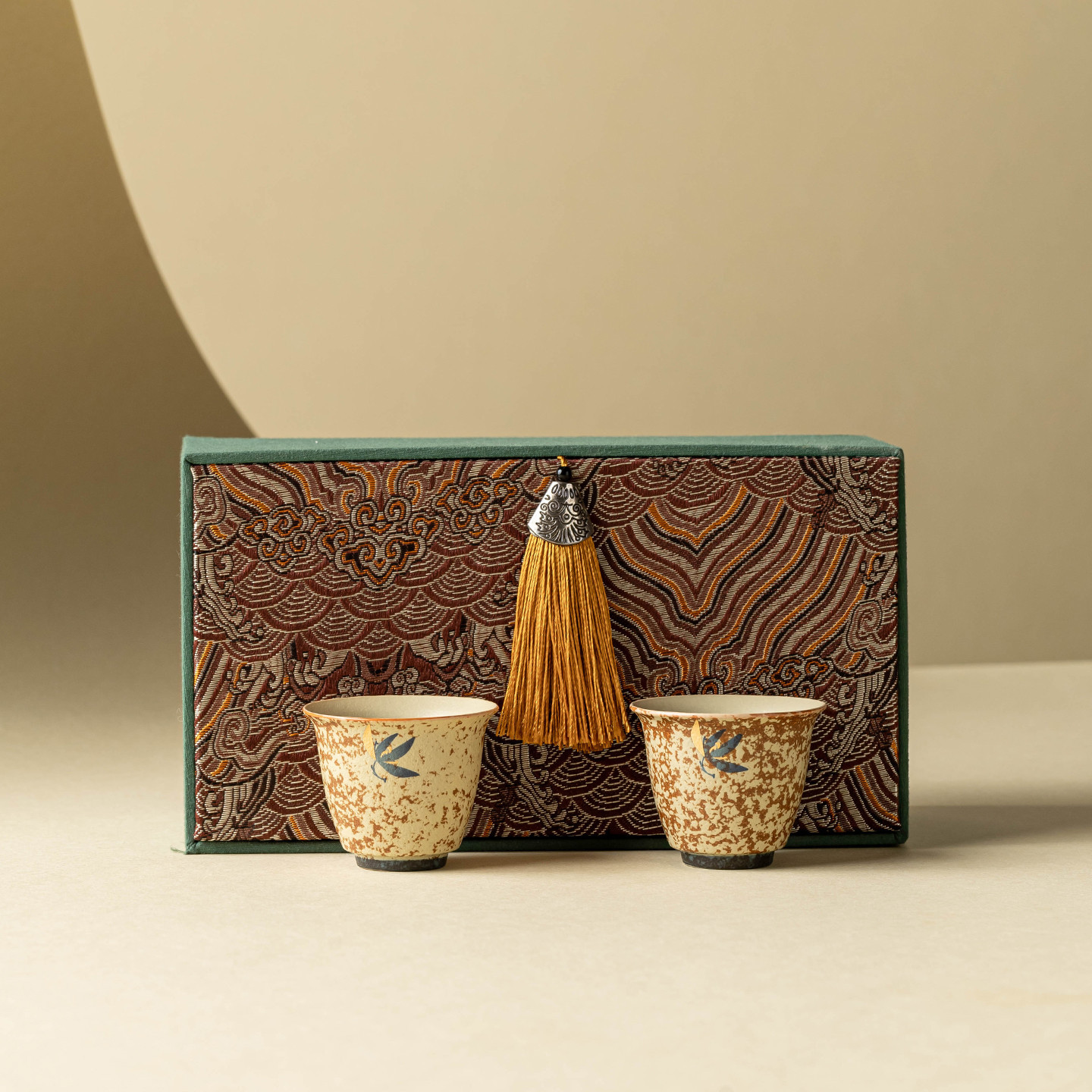 Màu xanh và trắng đá lửa đỏ chủ nhân cốc trà hoa lan bướm vàng cốc trà nhỏ cốc trà hình đồng hồ chuyên dụng cá nhân bộ trà gốm sứ