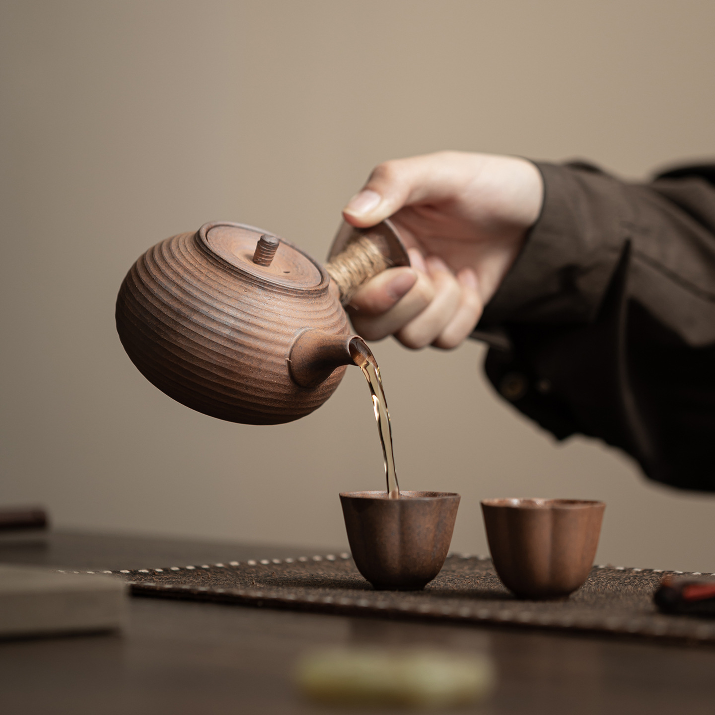 Ấm tay cầm cần râu gấp bằng đất sét đá cũ ấm pha trà gia dụng cổ điển ấm cầm tay chống bỏng bộ trà Kung Fu gốm sứ ấm đơn