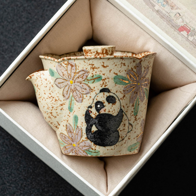 Màu xanh và trắng đá lửa hoa đỏ miệng nắp bát gấu trúc vẽ tay tri ân hoa cúc pha trà bát cầm tay cao cấp có lọc hộp quà đơn