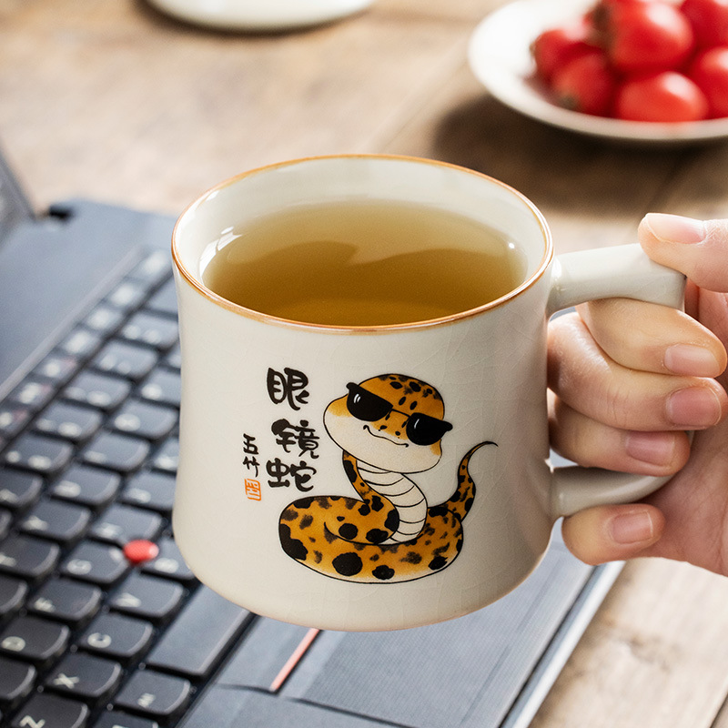 Cốc rắn hổ mang sáng tạo Ruyao cốc trà văn phòng có nắp cốc nước cá nhân gốm sứ gia dụng