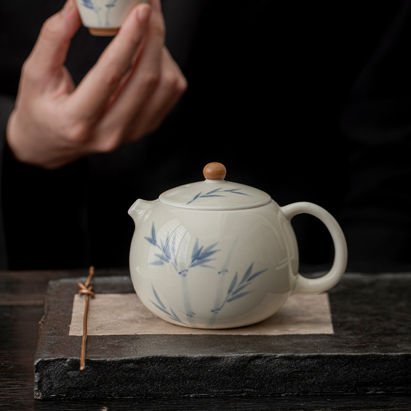 Ấm trà vẽ tay màu xám thực vật Đồ pha trà tre xanh trắng có màu men Bộ trà Kung Fu cao cấp gia dụng Ấm pha trà gốm sứ