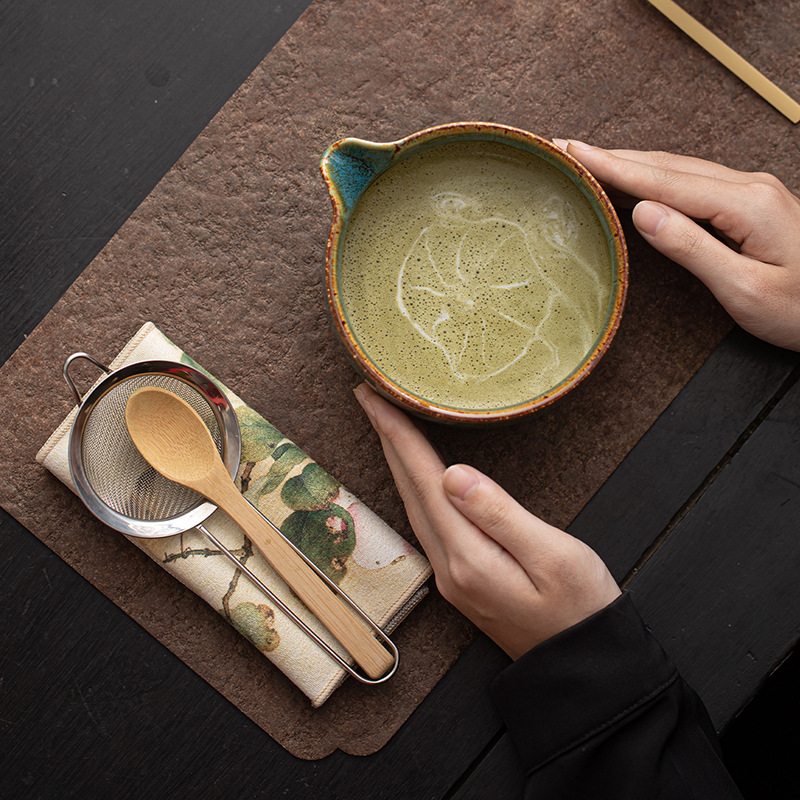 Bộ ấm chén trà gốm sứ 8 món với bát matcha, dụng cụ đánh matcha, lưới lọc trà, bàn chải trà và giá đỡ.