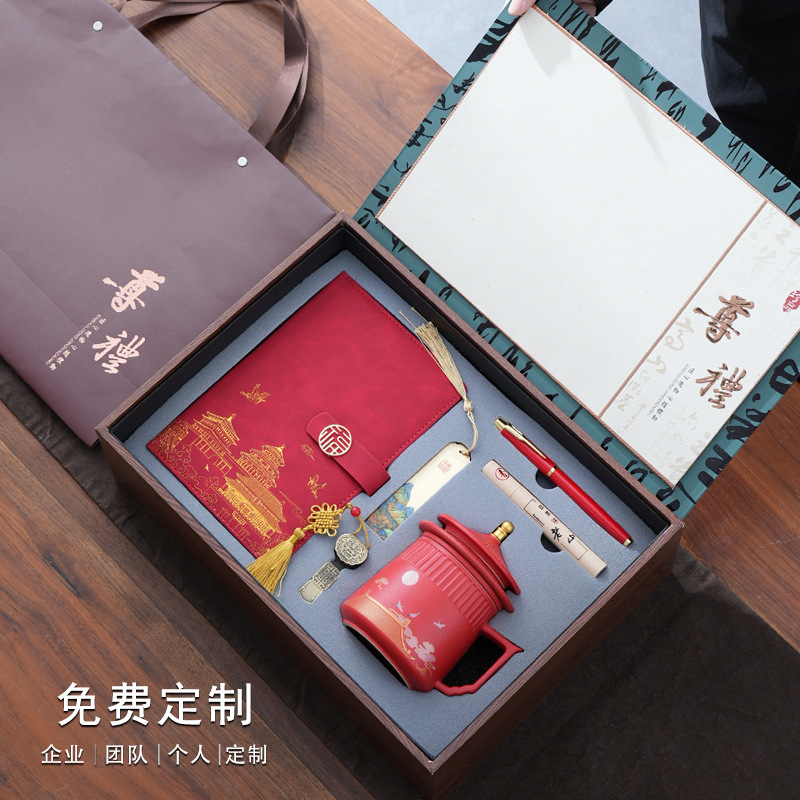 Hoạt động xây dựng nhóm của công ty Bảo tàng Cung điện Quốc gia Logo quà tặng doanh nghiệp cho đồng nghiệp Bộ quà lưu niệm thiết thực cao cấp