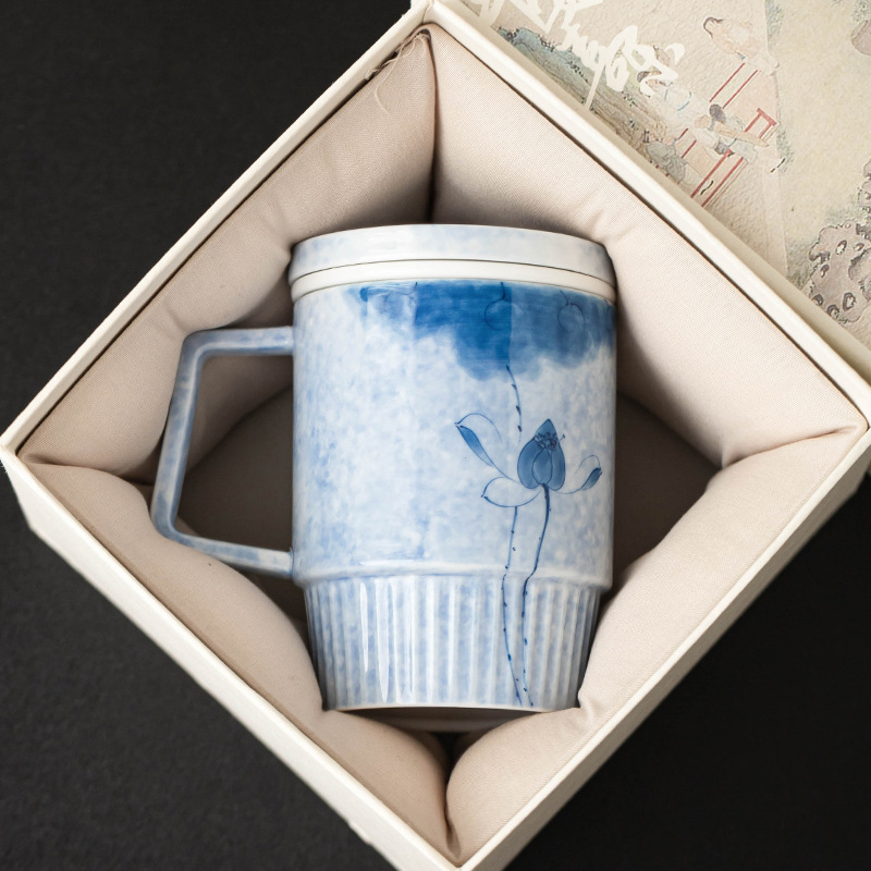 Cốc sứ nhuộm mực vẽ tay cực kỳ trơn, cốc nước có nắp gốm hoa văn dọc, hoa sen xanh, cốc nước văn phòng Trung Quốc, cốc uống trà