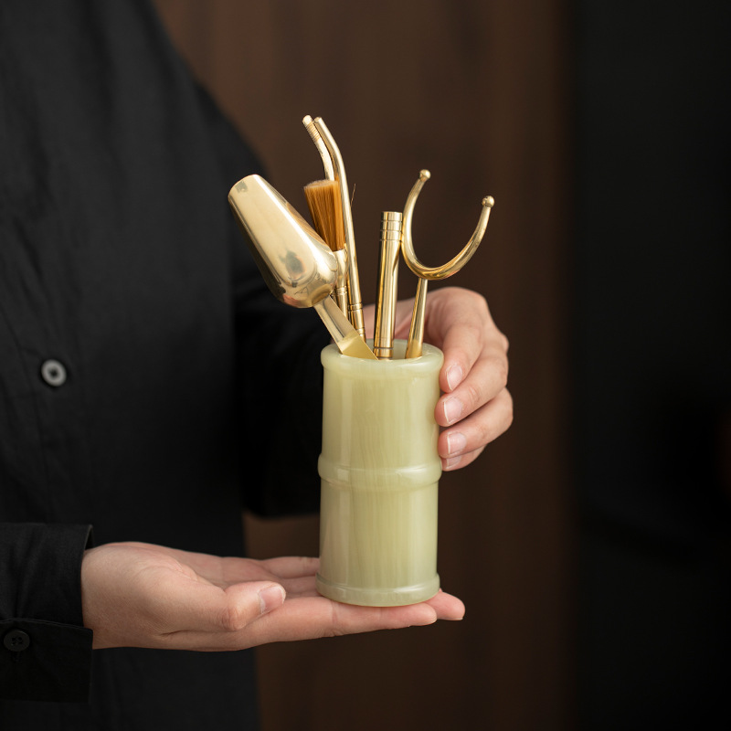 Bộ phụ kiện trà đạo sáu quý ông bằng sứ ngọc cổ