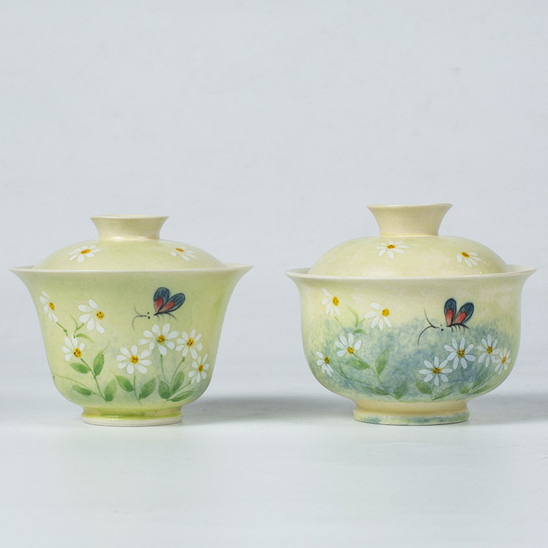 Bộ ấm chén trà gốm sứ phong cách hiện đại đơn giản, kiểu dáng Ins, họa tiết hoa cúc vẽ tay dưới men, kiểu dáng chén phủ men.
