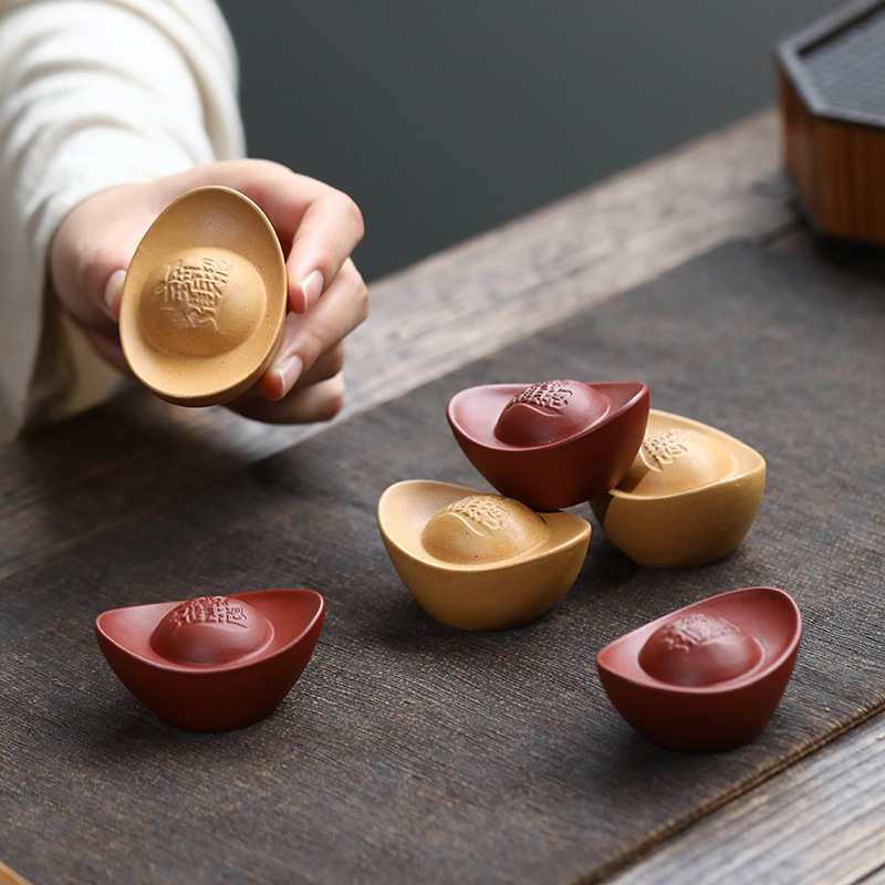 Đồ trang trí Yuanbao vật nuôi trà cát tím Yixing phần vàng bộ trà thủ công bàn trà tay chơi trà tay cầm chơi đồ thủ công bán buôn