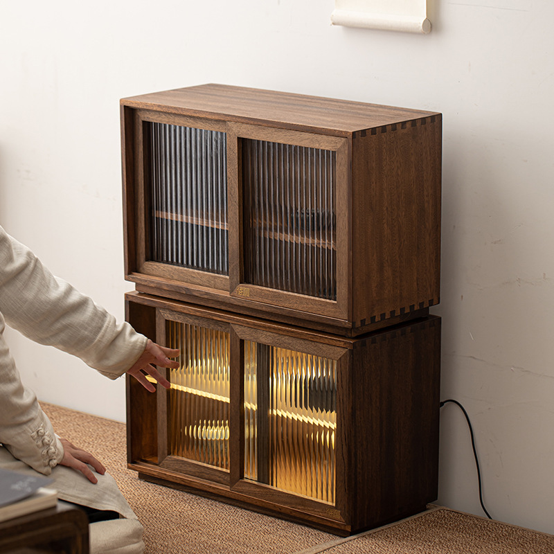 Tủ đựng đồ để bàn gỗ óc chó, đèn cảm ứng, cửa trượt chống bụi, Tủ Đựng Đồ Kiểu Trung Quốc mới, Bộ trà, giá để cốc